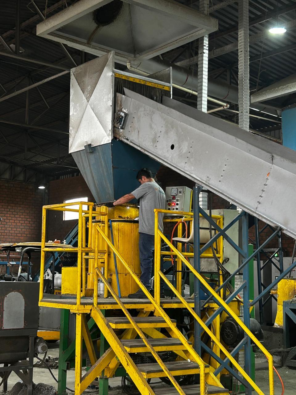 Equipamento da unidade Bionergia com estrutura metálica e plataformas de operação